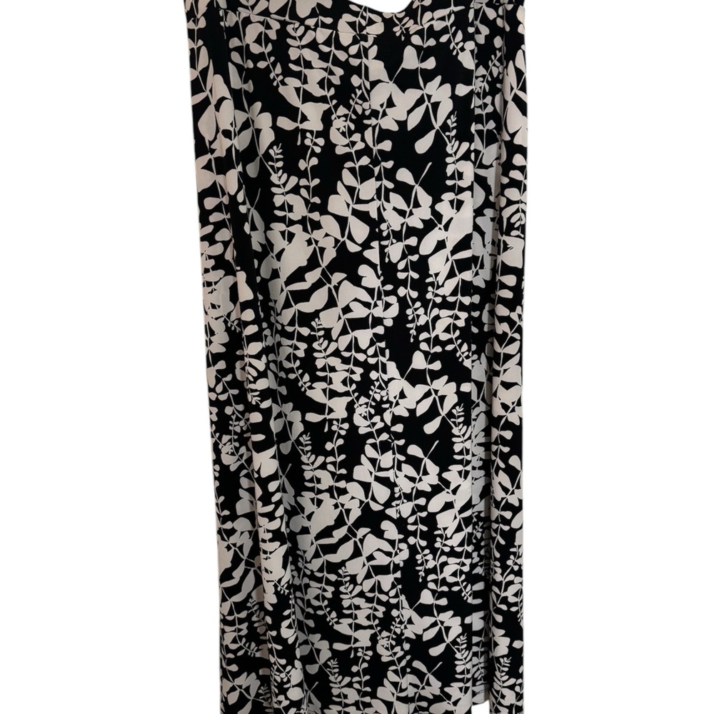 Large Jones Studio Floral Black and White Skirt